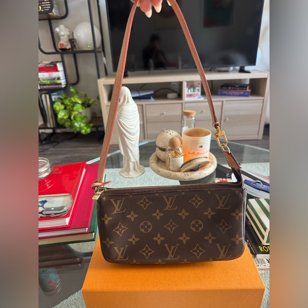 Louis Vuitton pochette accessoire monogram